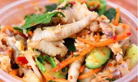 想去云南昆明游玩，可以推薦一些當?shù)氐拿朗硢幔?></a></p>

<p>舂雞腳舂雞腳是一道地道起于西雙版納的傣族美食，把煮熟的雞腳放在木臼中加上魚露，小米辣，大蒜，豇豆，檸檬汁，花生，芫荽 ，胡蘿卜絲和黃瓜絲調(diào)味后用大木杵搗碎，味道和泰國腌雞腳有異曲同工之妙，但是少了香茅就更突出雞腳的鮮味，經(jīng)過一番壓榨之后的味道更是濃郁。</p>
<p><a href=