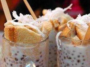 想去云南昆明游玩，可以推薦一些當?shù)氐拿朗硢幔?></a></p>

<p>泡魯達泡魯達是一道緬甸和泰國一帶非常有名的甜品，說是正宗的泡魯達配料多達十二種，但是必要的步驟說來也簡單，就是西米露、緬甸煉奶和牛奶的混合物泡上烤過的面包條，撒上新鮮椰絲而成。喝前攪拌均勻，讓面包條吸入汁液變得更加香甜，同時要趕在汁水被面包吸光之前狠嘬兩口——這資源的分布下永遠藏著一個吃貨的矛盾哲學。</p>
<p><a href=