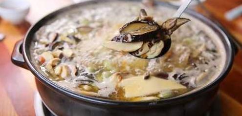 想去云南昆明游玩，可以推薦一些當?shù)氐拿朗硢幔?></a></p>

<p>雞縱菌“雞縱油”和“油雞縱”其實說白了是同一樣東西，就是把撕碎的雞縱菌，蒜頭和干辣椒放入滾燙的菜籽油，伴隨著嗞嗞聲響猛烈冒泡之后得到的產(chǎn)物。那樣的香氣啊，若是聞過一次便常駐心間了。</p>
<p><a href=